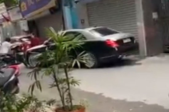 Vợ chặn đầu xe ô tô đánh ghen: Không ngừng quát tiểu tam, lấy gạch đập nát kính xe tiền tỷ của chồng và cái kết kinh hoàng