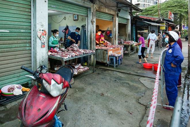 Chợ Hà Nội áp dụng tem phiếu”: sinh viên, người lao động ở trọ đi chợ như thế nào?-3