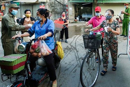 Chợ Hà Nội áp dụng “tem phiếu”: sinh viên, người lao động ở trọ đi chợ như thế nào?