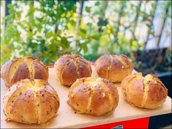 Mẹ đảm tự làm bánh mì bơ tỏi phô mai thơm ngon khó cưỡng, con có bữa sáng hấp dẫn ngày giãn cách-2