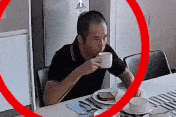 Khoảnh khắc người đàn ông bị đột quỵ khi đang ăn sáng cùng vợ: Nhận biết dấu hiệu và cách xử lý để người bệnh có cơ hội được cứu sống