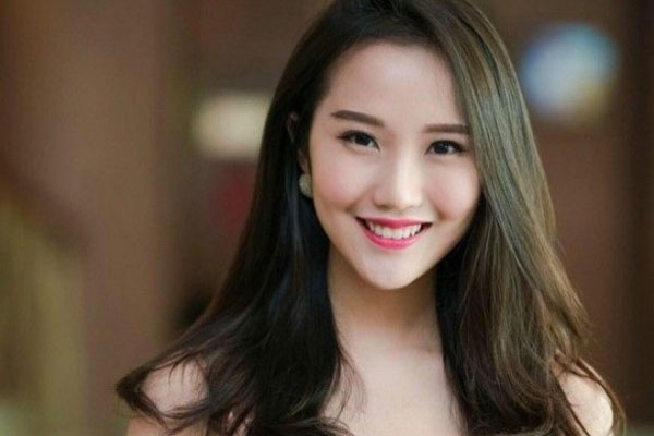 Vợ TGĐ Phan Thành check-in ở background thương hiệu nhà họ Phan, chắc là về ở biệt thự trong mùa dịch đây mà-5