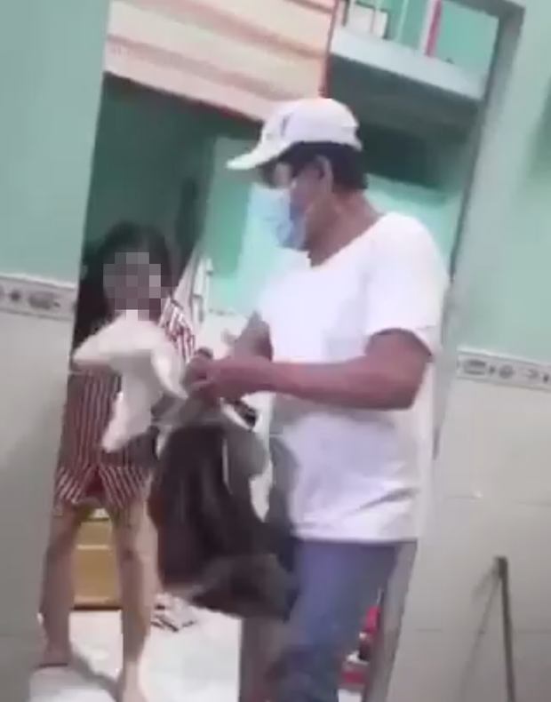 Vụ chủ nhà trọ vứt quần áo, đuổi cô gái ra khỏi phòng trọ mặc cho khóc lóc van xin: Người quay clip trực tiếp nói lý do?-1