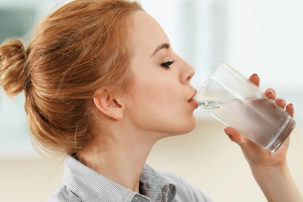 Bác sĩ mách công thức uống nước Trọng lượng x 35 và cách giúp hạ sốt, giảm tác dụng phụ sau khi tiêm vắc xin Covid-19-1