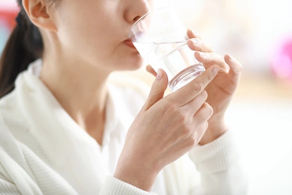Bác sĩ mách công thức uống nước Trọng lượng x 35 và cách giúp hạ sốt, giảm tác dụng phụ sau khi tiêm vắc xin Covid-19-2
