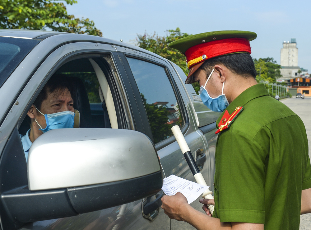 Hà Nội: Phường phát phiếu kiểm soát phòng, chống COVID-19, mỗi nhà chỉ ra đường 1 lần/ngày-6