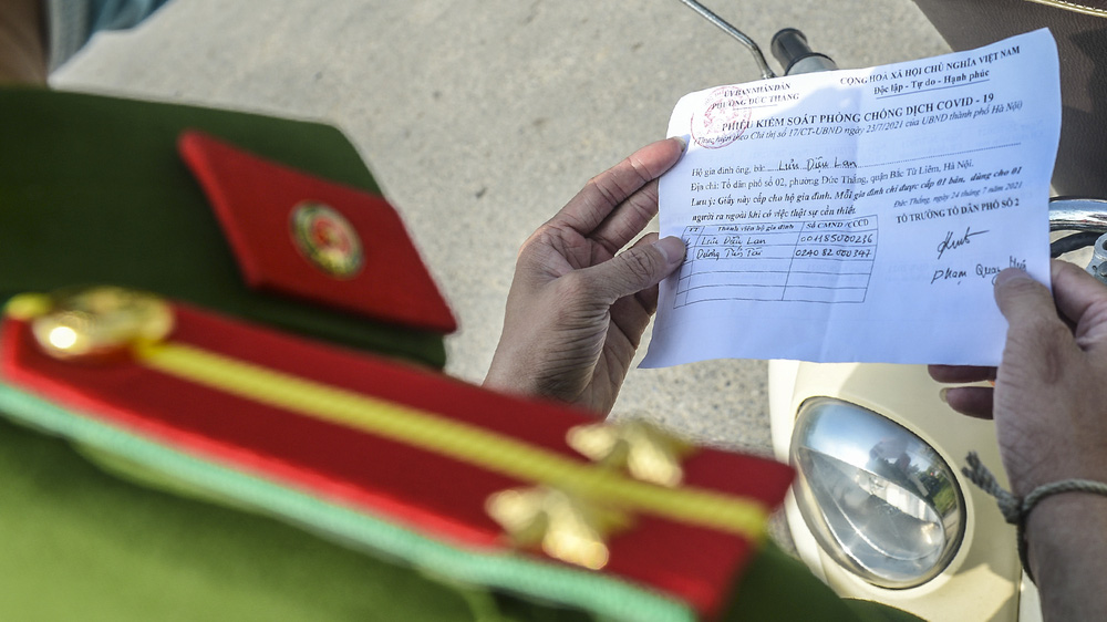 Hà Nội: Phường phát phiếu kiểm soát phòng, chống COVID-19, mỗi nhà chỉ ra đường 1 lần/ngày-7