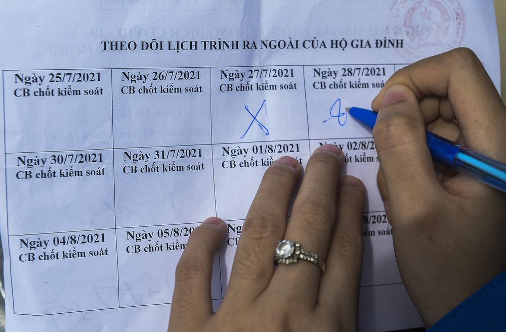 Hà Nội: Phường phát phiếu kiểm soát phòng, chống COVID-19, mỗi nhà chỉ ra đường 1 lần/ngày-8
