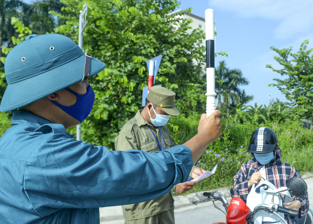 Hà Nội: Phường phát phiếu kiểm soát phòng, chống COVID-19, mỗi nhà chỉ ra đường 1 lần/ngày-11
