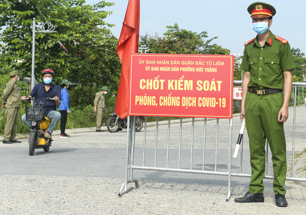 Hà Nội: Phường phát phiếu kiểm soát phòng, chống COVID-19, mỗi nhà chỉ ra đường 1 lần/ngày-5
