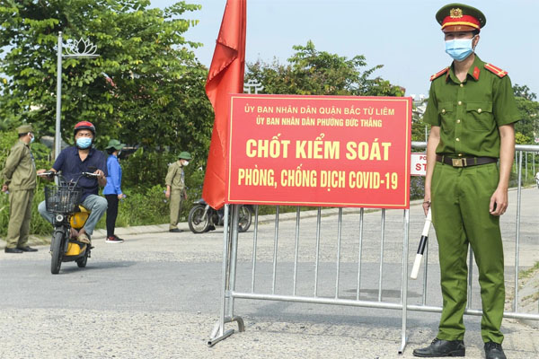 Tạm đình chỉ cán bộ phường ưu ái cho người thân được tiêm vaccine-2