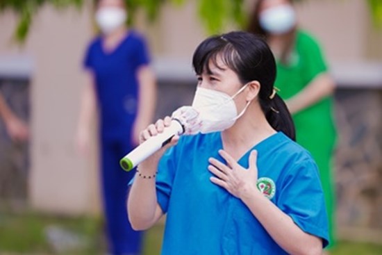 Nữ điều dưỡng ở TP.HCM xúc động hát 'Mẹ yêu ơi' tặng F0