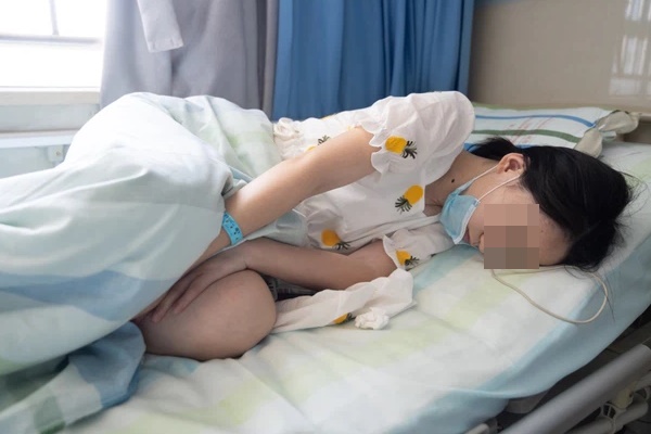 Cô gái 27 tuổi ngủ sớm dậy sớm, làm việc đều đặn nhưng vẫn mắc ung thư dạ dày, bác sĩ chỉ ra thói quen ăn uống xấu của nhiều người trẻ-1