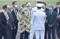 Sự thật về khoảnh khắc Tổng thống Pháp thành cây hoa di động, vẻ mặt gượng cười đang 'gây bão' MXH