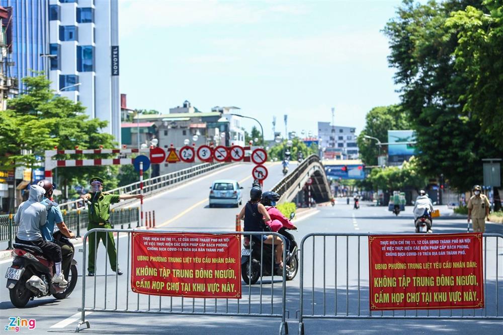 Nhiều trường hợp ở Hà Nội bị xử phạt khi đi xe ra phố-1