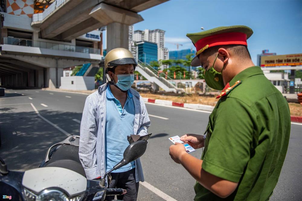 Nhiều trường hợp ở Hà Nội bị xử phạt khi đi xe ra phố-3