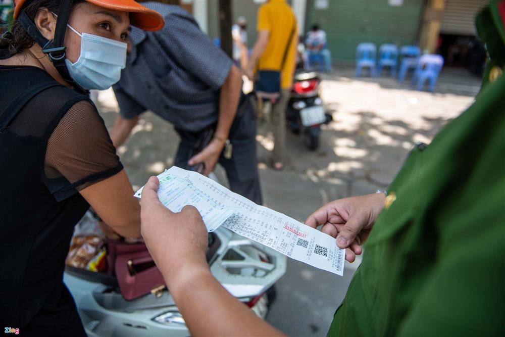 Nhiều trường hợp ở Hà Nội bị xử phạt khi đi xe ra phố-5