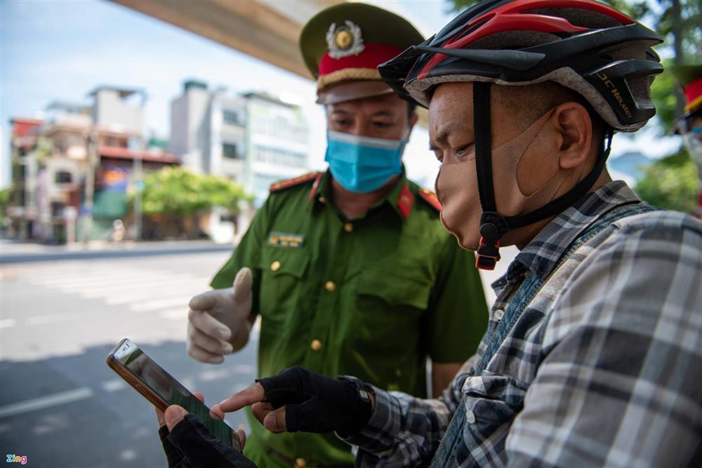 Nhiều trường hợp ở Hà Nội bị xử phạt khi đi xe ra phố-6