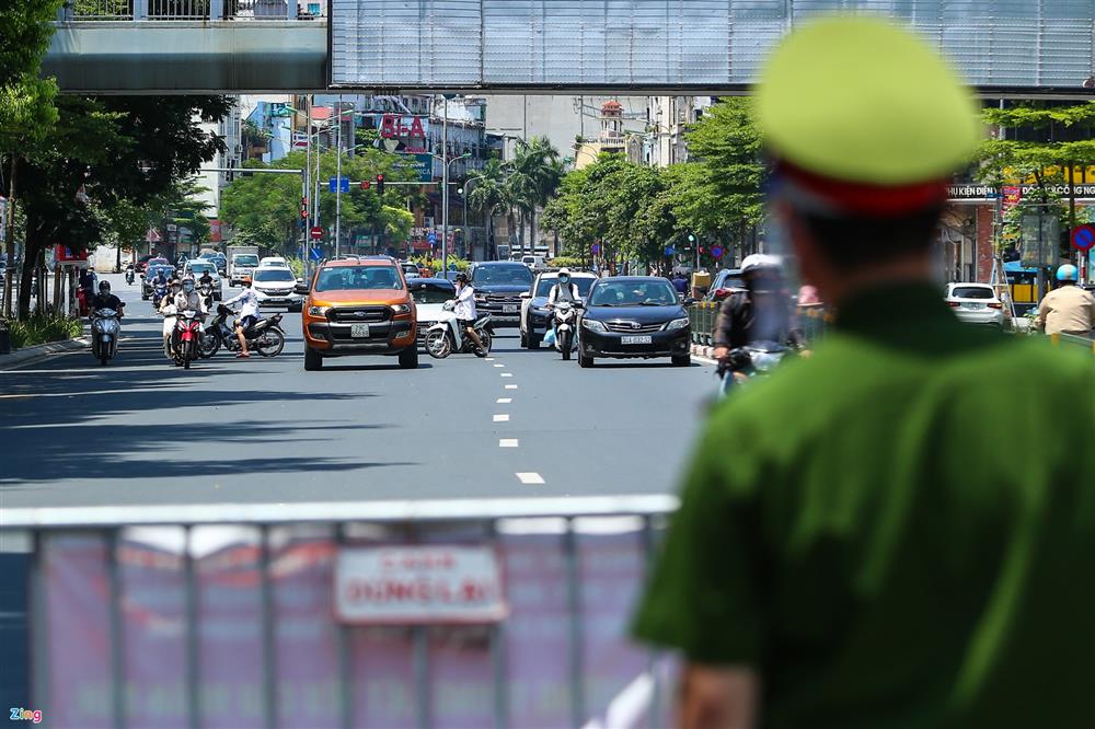 Nhiều trường hợp ở Hà Nội bị xử phạt khi đi xe ra phố-12