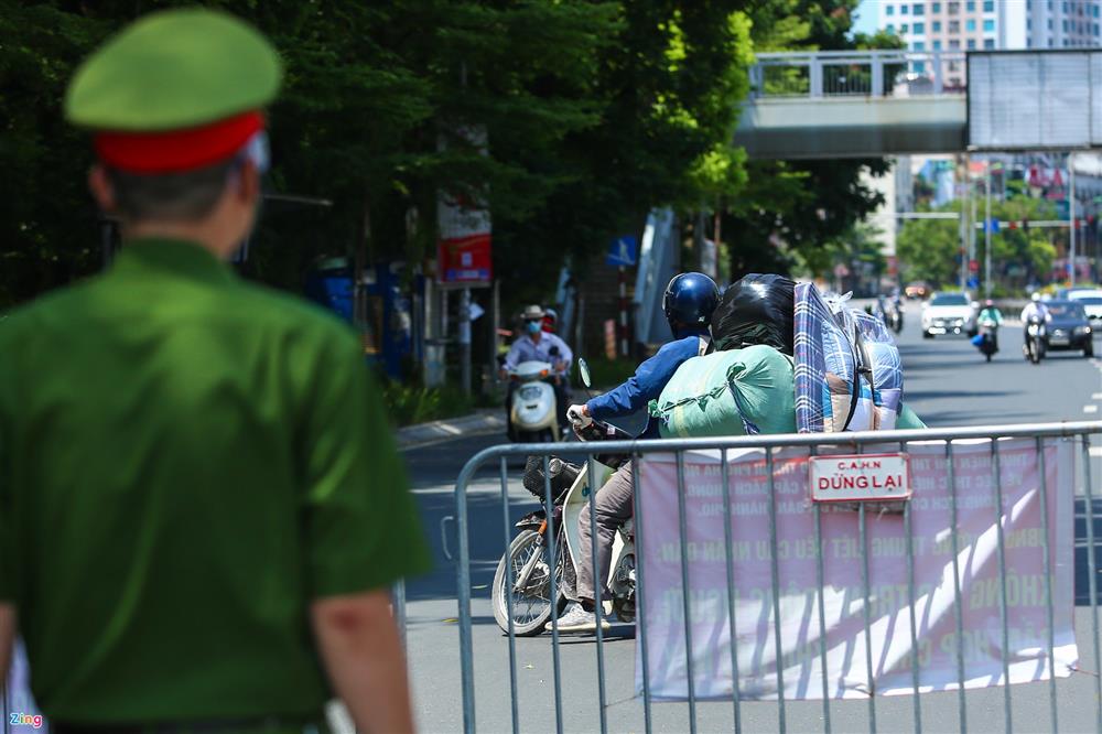 Nhiều trường hợp ở Hà Nội bị xử phạt khi đi xe ra phố-13