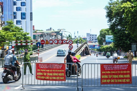 Nhiều trường hợp ở Hà Nội bị xử phạt khi đi xe ra phố