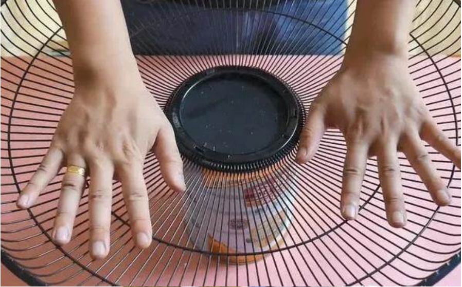 Đừng vội vứt chiếc quạt điện nếu nó bị hỏng, hãy đặt một chai nhựa to ở giữa, cả nhà sẽ đổ xô vào sử dụng-10