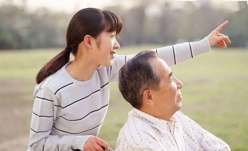 Về ngoại giỗ bố, chồng mang đúng nải chuối đến mà không đóng góp gì, xấu hổ tôi dúi trộm cho anh trai 500 nghìn thì bàng hoàng khi anh thở dài-1