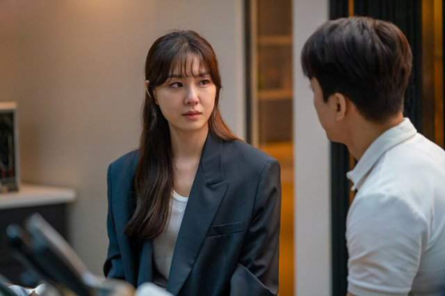 Về ngoại giỗ bố, chồng mang đúng nải chuối đến mà không đóng góp gì, xấu hổ tôi dúi trộm cho anh trai 500 nghìn thì bàng hoàng khi anh thở dài-2