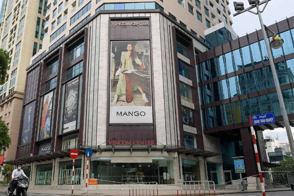 Vào Trung tâm thương mại mua hàng, ra cửa thấy toà nhà bị phong toả khiến nam thanh niên ngỡ ngàng-10