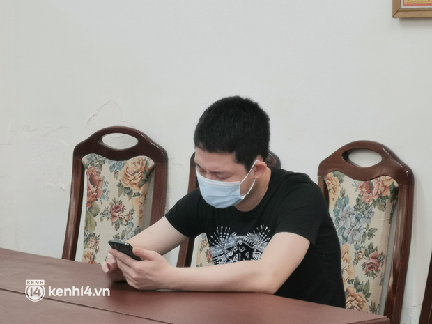 Thanh niên khạc nhổ trong thang máy chung cư tường trình: Do bị vướng họng và khẩu trang đứt-1