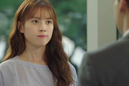 Ngày tôi nằm viện, anh hàng xóm đến thăm, trước khi rời đi anh dúi vào tay xấp tiền và nói một câu khiến tôi hoang mang