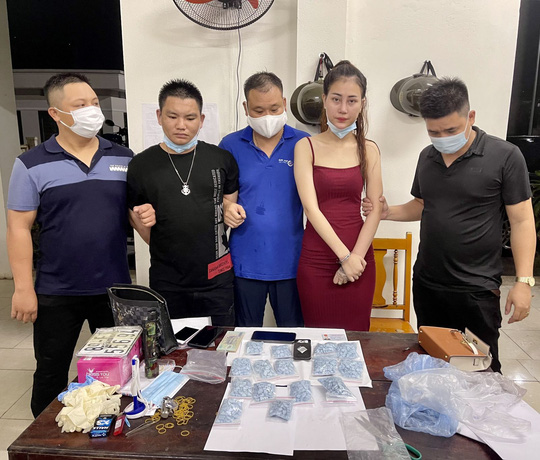 Chân dung thiếu nữ sinh năm 1999 bị truy nã vẫn đi buôn 1.500 viên thuốc lắc ở Bắc Giang-1