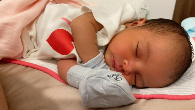 Con gái Võ Hạ Trâm mắc bệnh nhiều trẻ sơ sinh gặp, nguy hiểm thế nào mà khiến mẹ mất ăn mất ngủ?-1