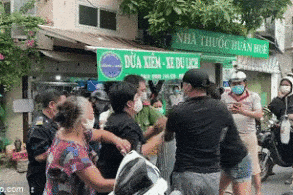 Hà Nội: 2 vợ chồng chống đối, gây rối tại chốt kiểm dịch chợ Yên Phụ-1