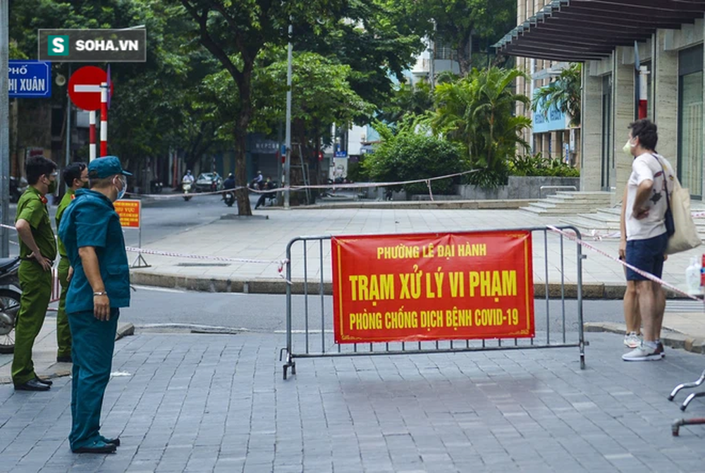 Vào Trung tâm thương mại mua hàng, ra cửa thấy toà nhà bị phong toả khiến nam thanh niên ngỡ ngàng-2