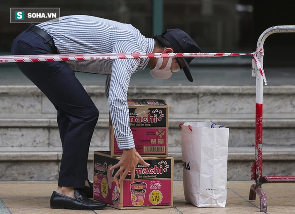 Vào Trung tâm thương mại mua hàng, ra cửa thấy toà nhà bị phong toả khiến nam thanh niên ngỡ ngàng-5