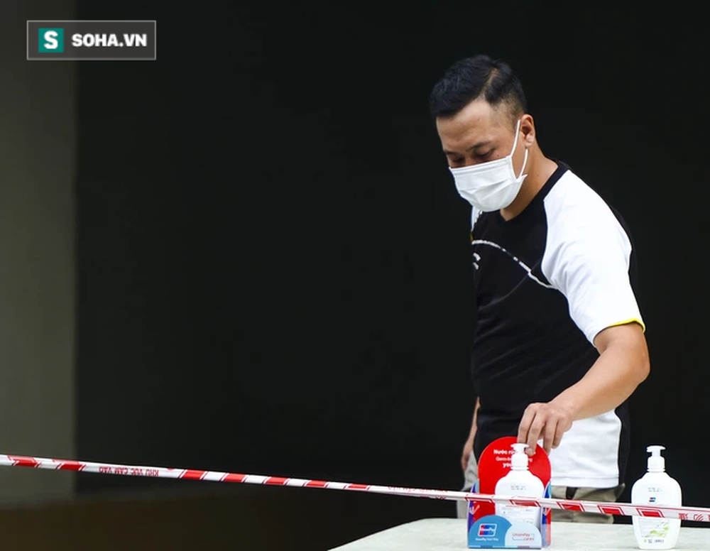 Vào Trung tâm thương mại mua hàng, ra cửa thấy toà nhà bị phong toả khiến nam thanh niên ngỡ ngàng-6