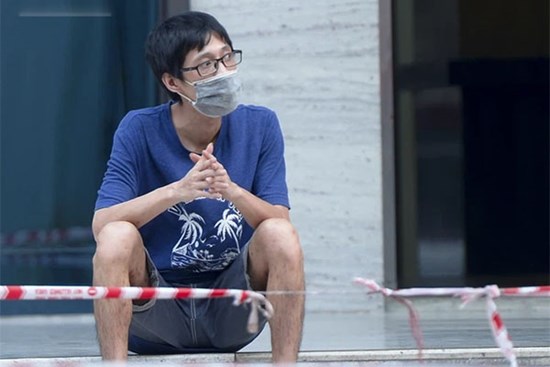 Vào Trung tâm thương mại mua hàng, ra cửa thấy toà nhà bị phong toả khiến nam thanh niên 