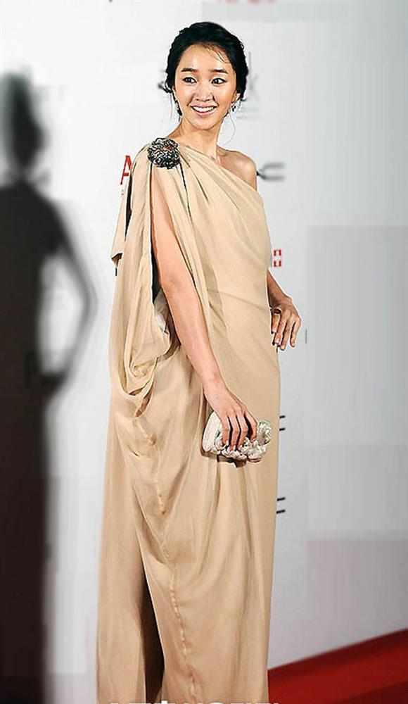 10 bộ váy xấu đến khó hiểu của sao Hàn-8