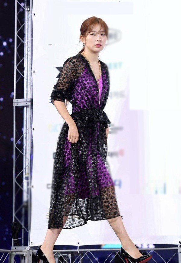 10 bộ váy xấu đến khó hiểu của sao Hàn-9