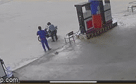 Clip: Bị nhắc đeo khẩu trang, nguyên PCT một huyện lao vào đánh nhân viên cây xăng-1