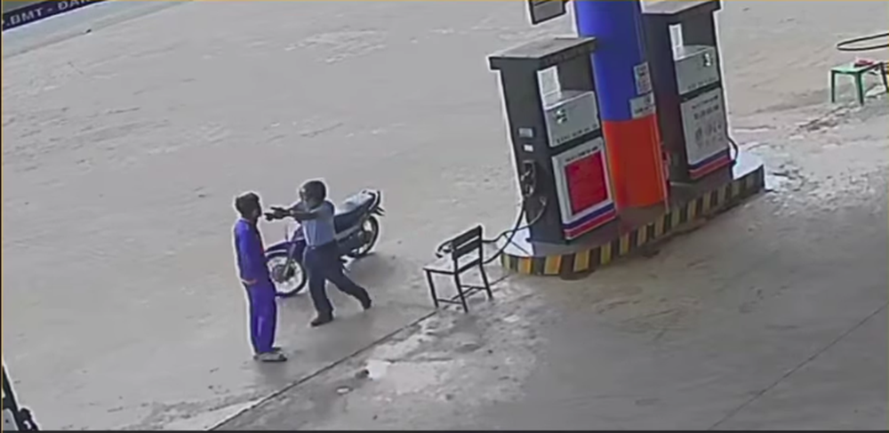 Clip: Bị nhắc đeo khẩu trang, nguyên PCT một huyện lao vào đánh nhân viên cây xăng-2
