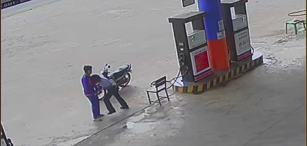 Clip: Bị nhắc đeo khẩu trang, nguyên PCT một huyện lao vào đánh nhân viên cây xăng-3