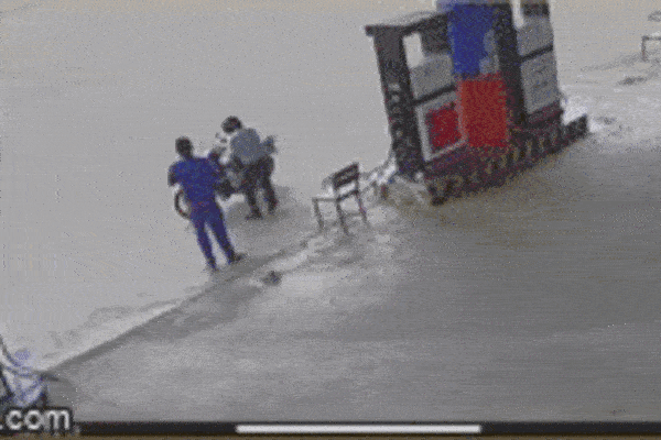 Clip: Bị nhắc đeo khẩu trang, nguyên PCT một huyện lao vào đánh nhân viên cây xăng