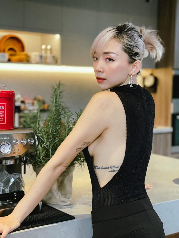 Tóc Tiên, Elly Trần khoe vòng 1 bốc lửa với mốt váy áo khoét sườn-1