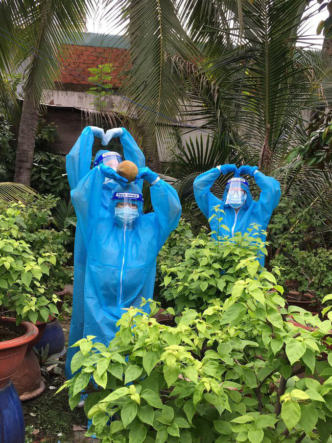 Kiểm tra Covid kết quả âm tính, chủ nhà Sài Gòn hái cả quài dừa tặng đội xét nghiệm thay lời cám ơn tiện thể ăn mừng vì quá vui-2