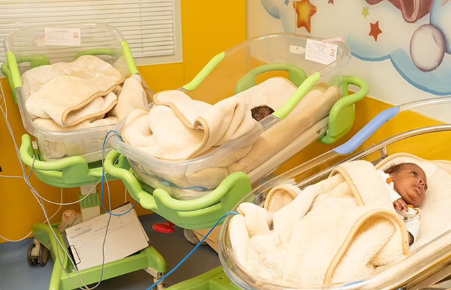 Người mẹ sinh 9 đứa con phá kỷ lục thế giới: Dùng 100 cái bỉm, 6 lít sữa mỗi ngày, nhìn số tiền viện phí ai cũng choáng-7