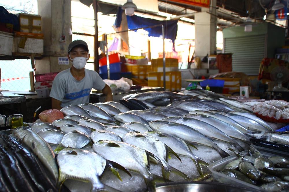 Tôm cá tăng giá nhưng chợ vắng khách mua-1