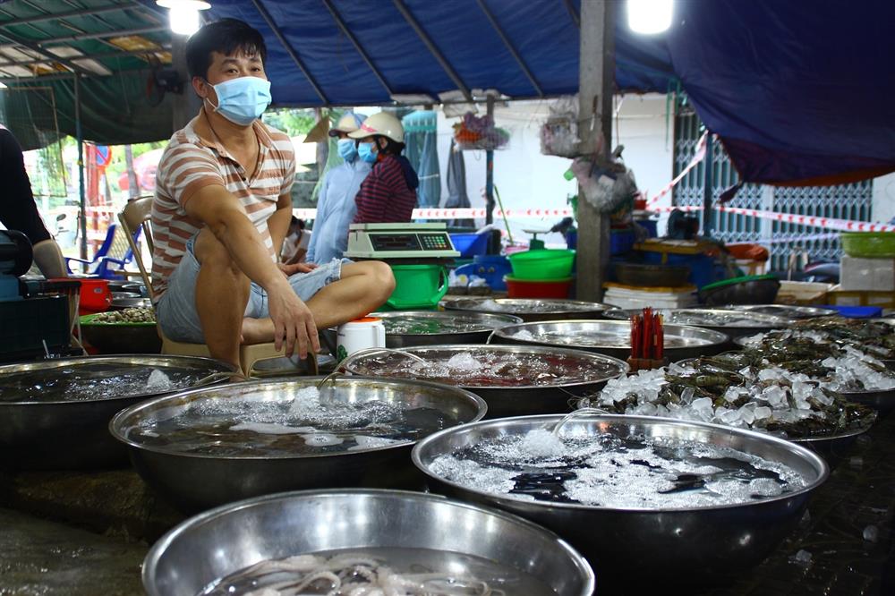 Tôm cá tăng giá nhưng chợ vắng khách mua-3