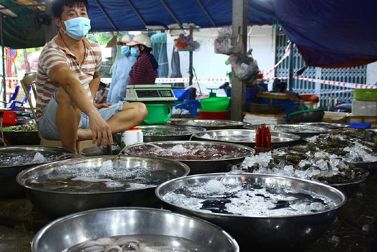 Tôm cá tăng giá nhưng chợ vắng khách mua